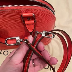 ALAM BB. 100% Authentic， 99% New with dust bag